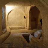 Dopo averli calcati infatti ci ritroviamo nella chiesa rupestre originaria, quella che fu utilizzata dal Medioevo fino all�800 come cripta funeraria